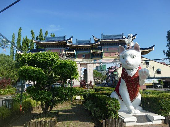 Padungan Roundabout Cat Statue